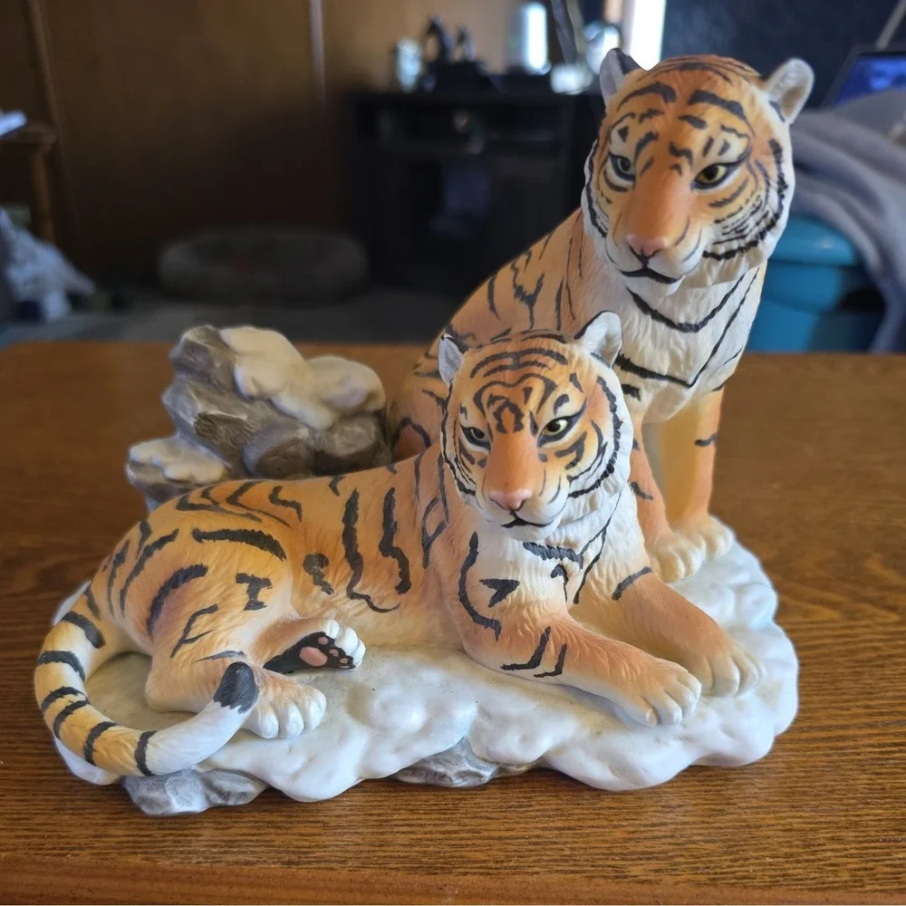 Two Ceramic Tigers Collectors Statue Table Item